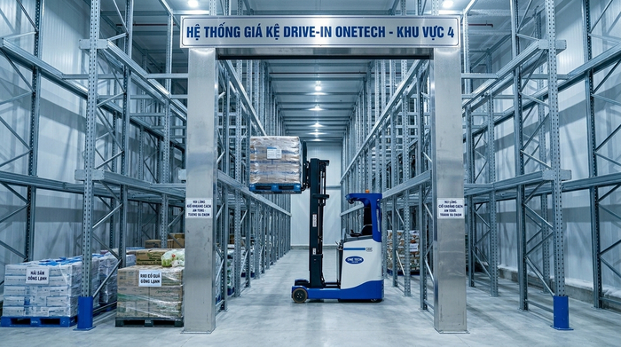 An toàn xe nâng khi vận hành kệ drive in Xe nâng vận hành trong hệ thống kệ drive in an toàn