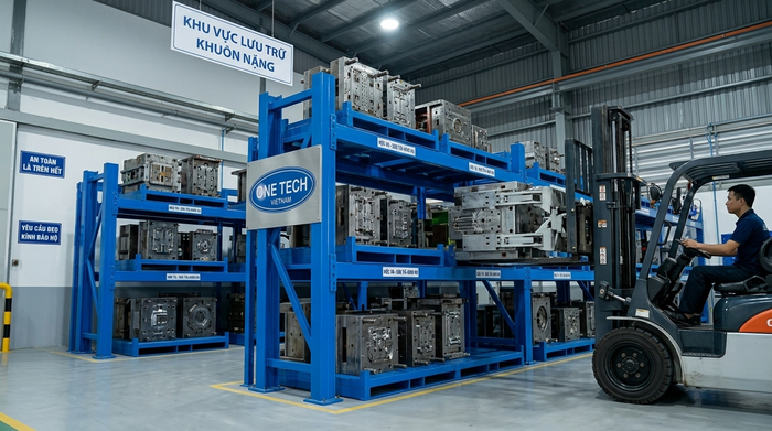 Thiết bị nâng hạ khi sử dụng kệ khuôn Xe nâng chuyên dụng thao tác với kệ khuôn trong kho sản xuất